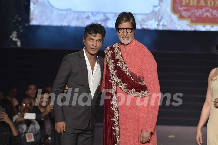 Amitabh Bachchan Turns Showstopper for Vikram Phadnis' 25th anniversary Fashion Show