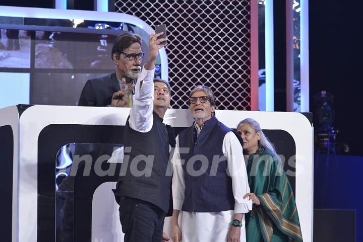 Amitabh Bachchan and Jaya Bachchan Clicks Selfie at NDTV Cleanathon