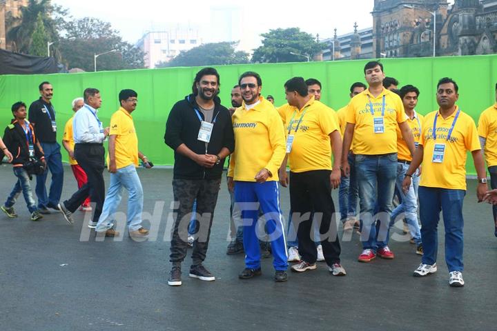 R. Madhavan and Gulshan Grover at Mumbai Marathon