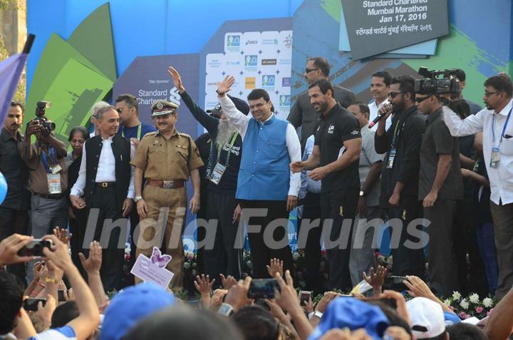 Chief Minister Devendra Fadnavis and John Abraham at Mumbai Marathon