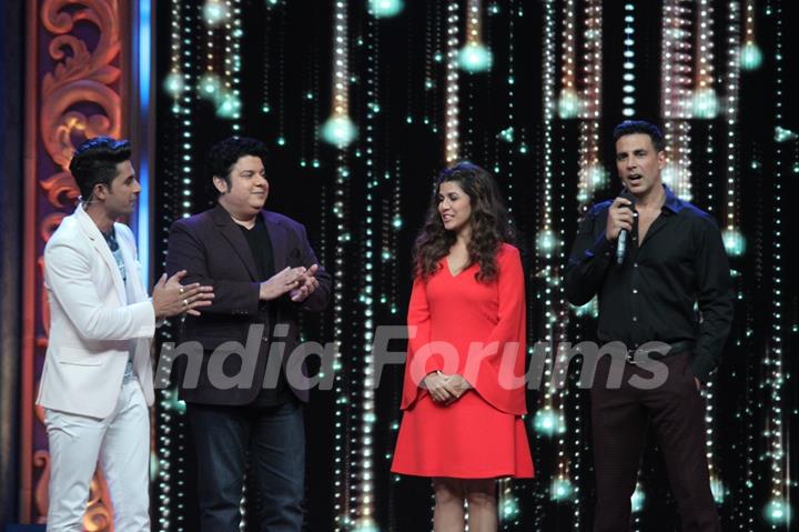 Akshay Kumar  and Nimrat Kaur for Promotions of Airlift on India's Best Dramebaaz 2