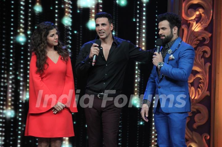 Akshay Kumar, Nimrat Kaur with Rithvik Dhanjani - Promotions of Airlift on India's Best Dramebaaz 2