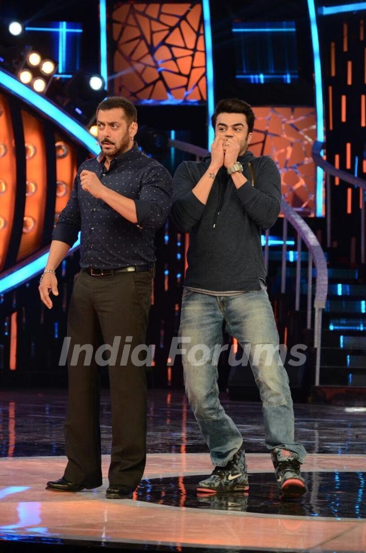 Manish Paul and Salman Promoting 'Tere Bin Laden : Dead or Alive' on the sets of Bigg Boss 9