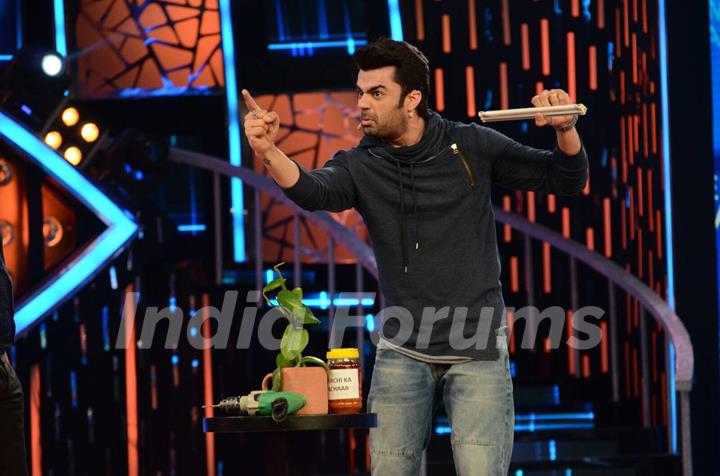 Manish Paul Promotes 'Tere Bin Laden : Dead or Alive' on the sets of Bigg Boss 9