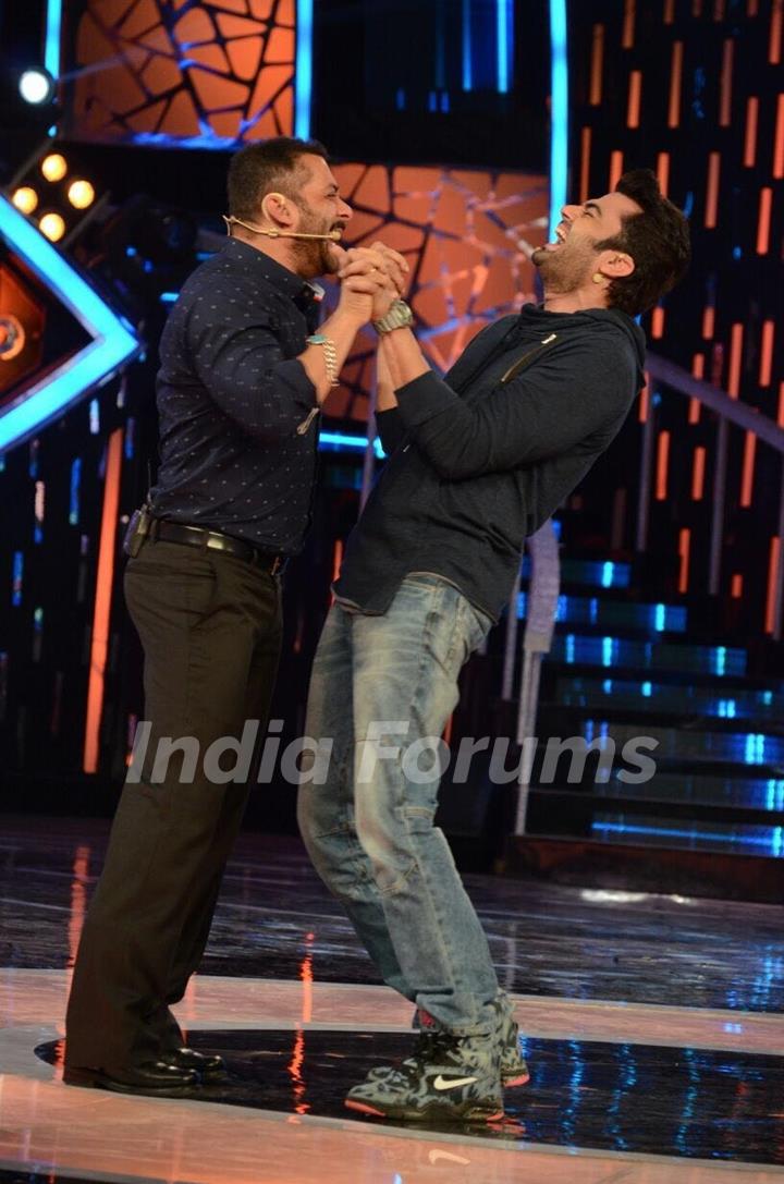 Manish Paul and Salman Khan Promotes 'Tere Bin Laden : Dead or Alive' on the sets of Bigg Boss 9