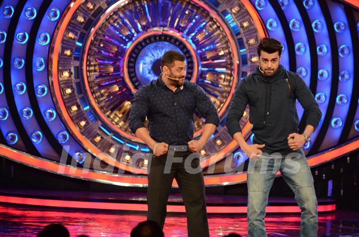 Manish Paul and Salman Khan Promotes 'Tere Bin Laden : Dead or Alive' on the sets of Bigg Boss 9