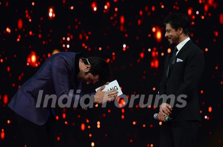 Manish Paul Bows Down to Shah Rukh Khan at Umang Police Show 2016