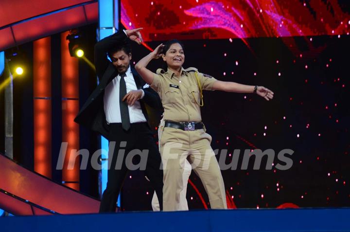 SRK Shakes a Leg with a Lady Police Officer at Umang Police Show 2016