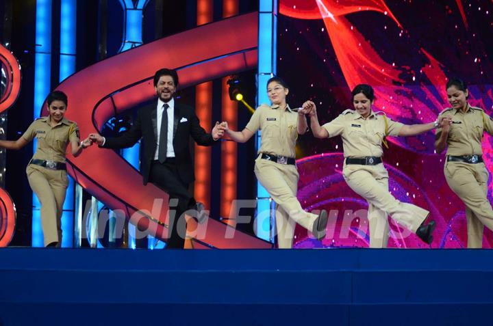 Shah Rukh Khan Performs along with Lady Officers at Umang Police Show 2016