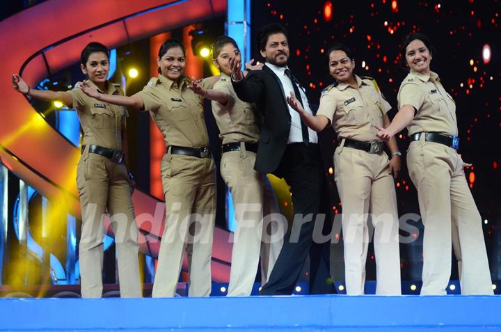 Shah Rukh Khan Shakes a Leg With Lady Officers at Umang Police Show 2016