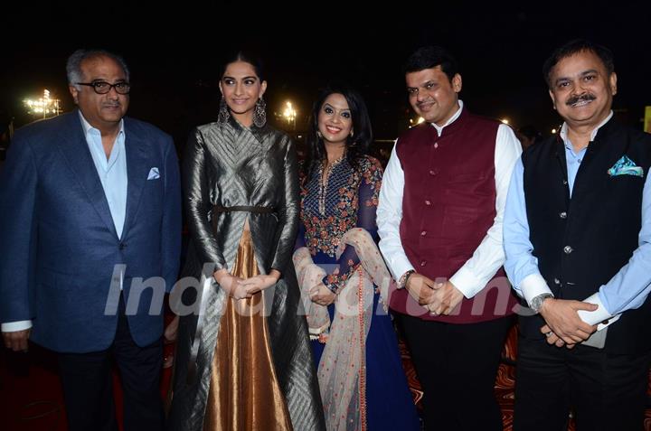 Chief Minister Devendra Fadnavis with His Wife and Sonam with Boney Kapoor at Umang Police Show 2016