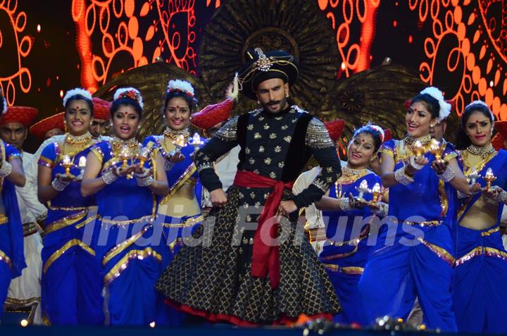 Ranveer Singh performing at Umang Police Show 2016