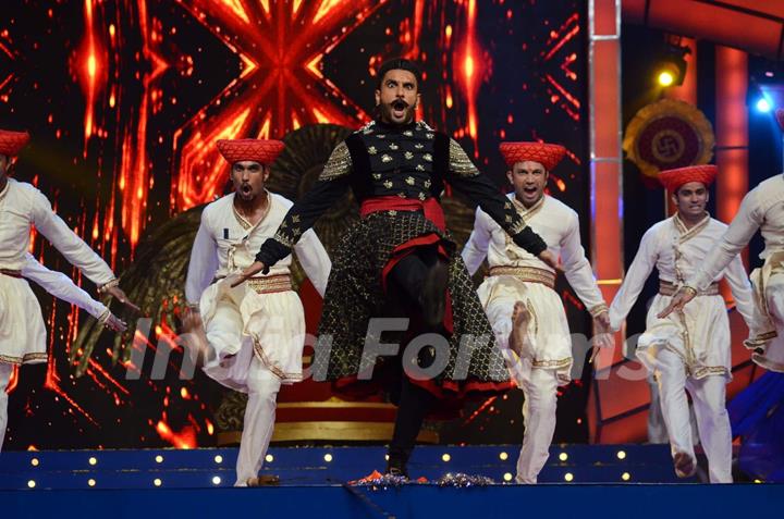 Ranveer Singh performing at Umang Police Show 2016