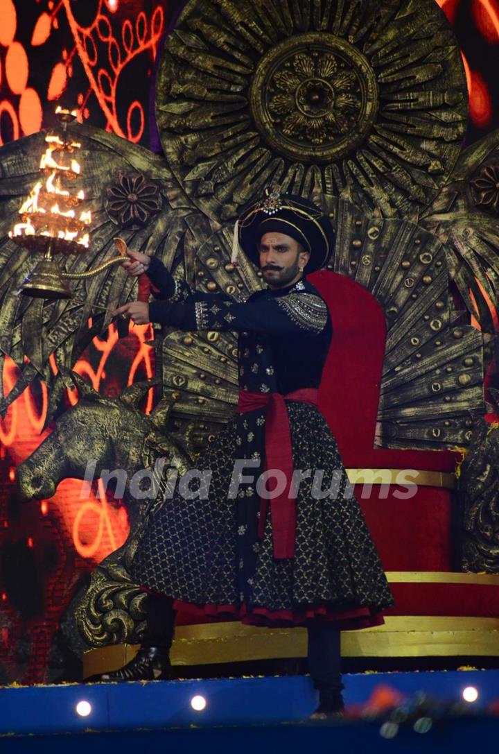 Ranveer Singh performing at Umang Police Show 2016