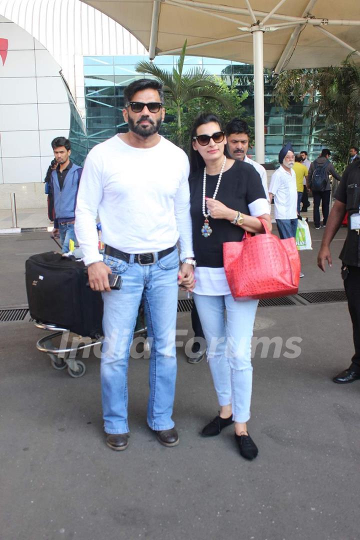 Suniel and Mana Shetty Snapped at Airport