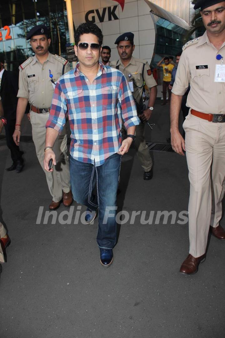 Sachin Tendulkar Snapped at Airport