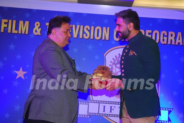 Rishi Kapoor presents an award to Sandip Soparrkar for inspiring the youth