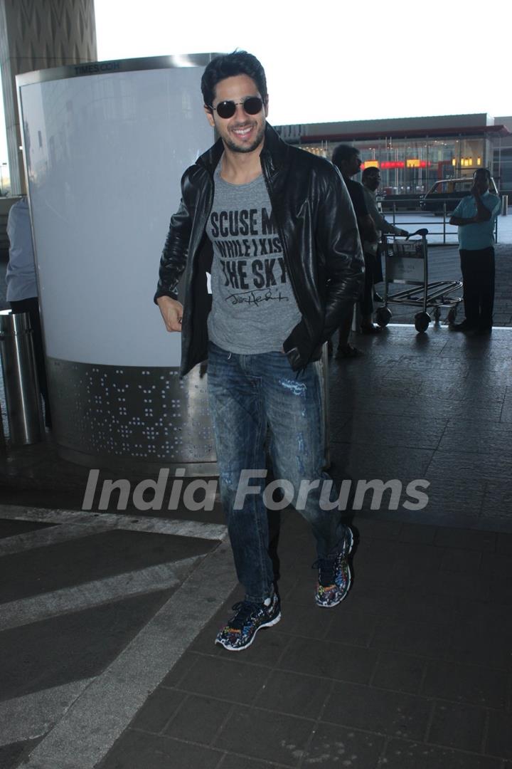 Sidharth Malhotra snapped at Airport