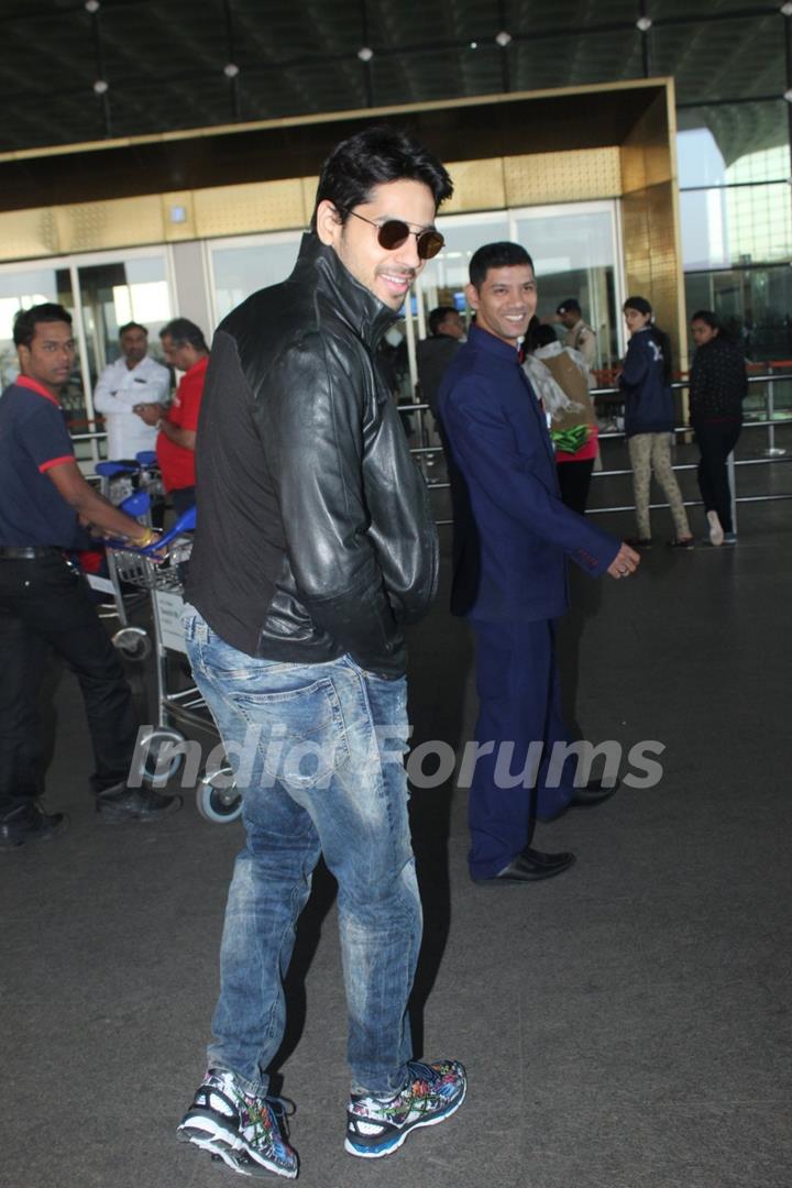 Sidharth Malhotra snapped at Airport