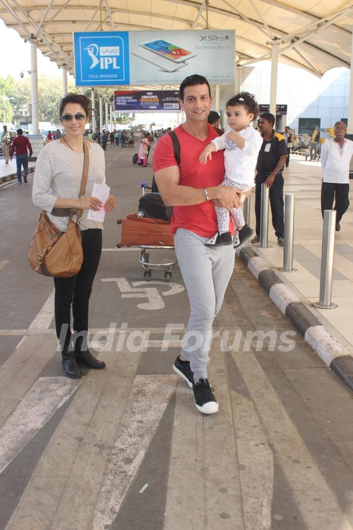 Isha Koppikar Snapped at Airport