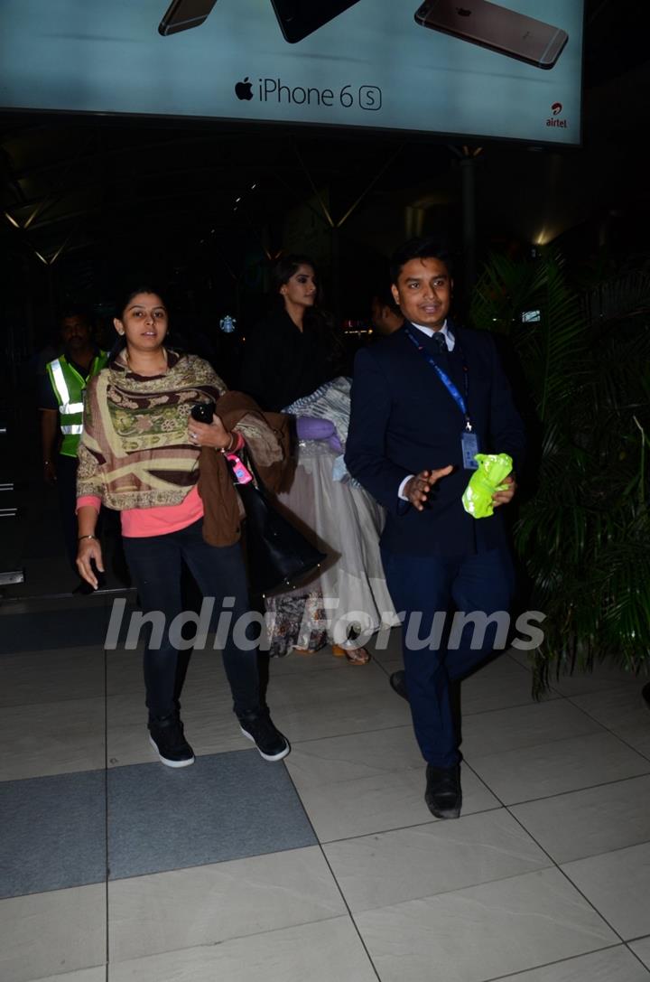 Sonam Kapoor Snapped at Airport