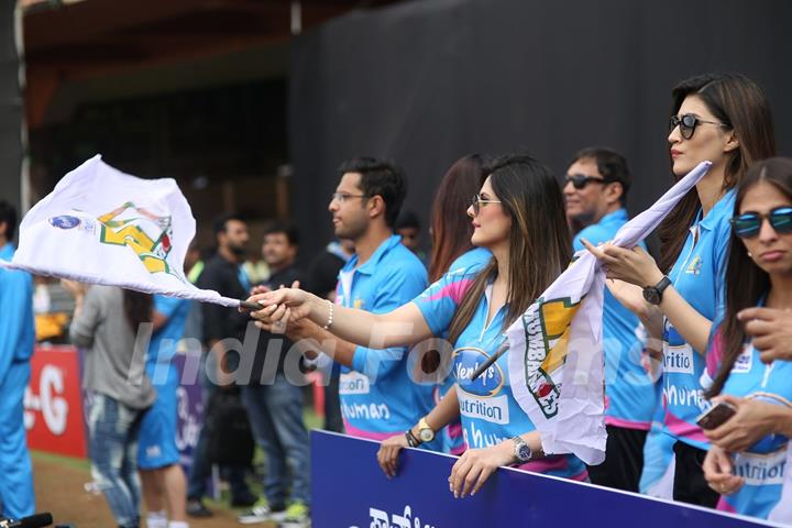 Zarine Khan and Kriti Sanon Snapped Supporting 'Mumbai Heroes' at CCL Match in Banglore