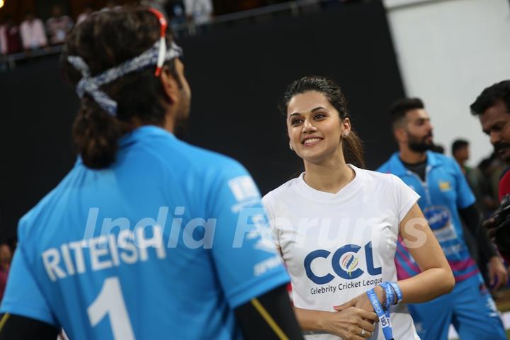 Taapsee Pannu Snapped at CCL Match in Banglore Supporting 'Mumbai Heroes' Team