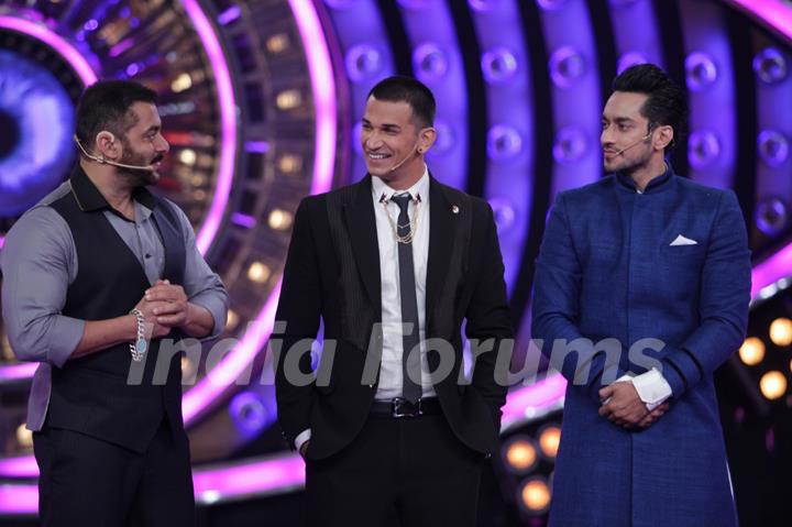 Salman Khan with Prince and Rishab at Bigg Boss - Double Trouble Grand Finale