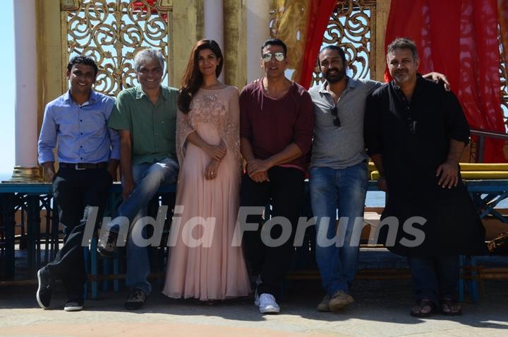 Akshay Kumar, Raj Krishna Menon and Nimrat Kaur at Press Meet of Airlift at Sun N Sand, Juhu