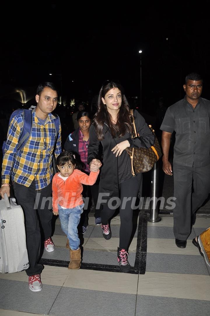 Aishwarya Rai Bachchan Snapped with Her Daughter Aaradhya at Airport