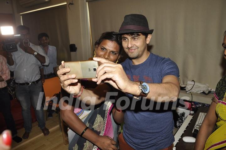 Sonu Nigam Clicks Selfie at Launch of Transgender Band - 6 Pack's 'Rab De Bande' Song