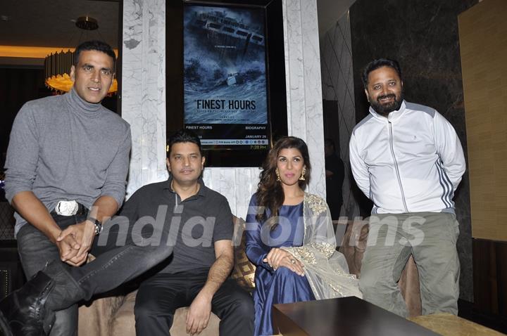 Akshay Kumar, Bhushan Kumar, Nimrat Kaur and Nikhil Advani Promotes  'Airlift' - Meets Audience