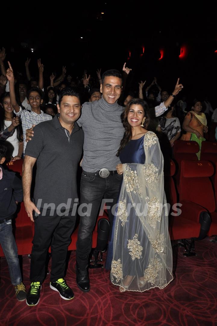 Akshay Kumar, Nimrat Kaur and Bhushan Kumar Promotes 'Airlift' - Team Meets Audience