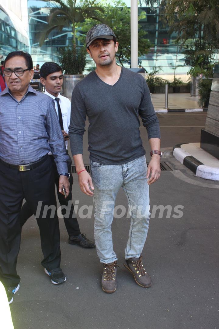 Sonu Nigam Snapped at Airport