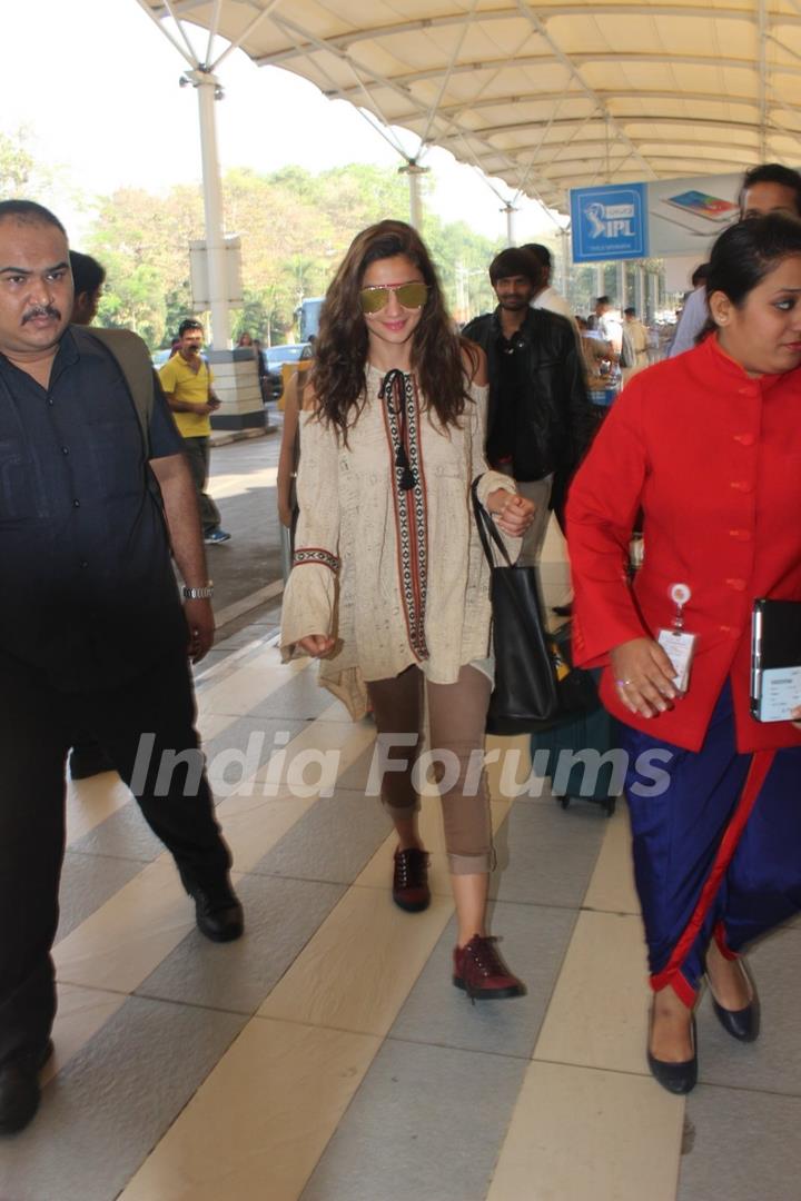 Alia Bhatt Snapped at Airport