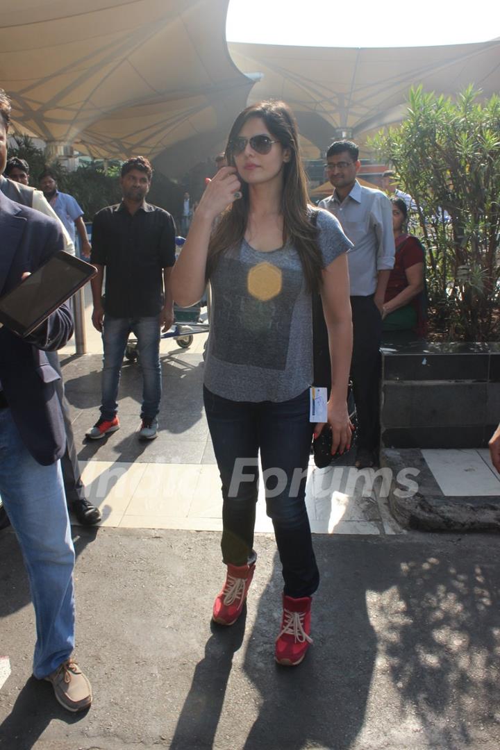 Zarine Khan Snapped at Airport