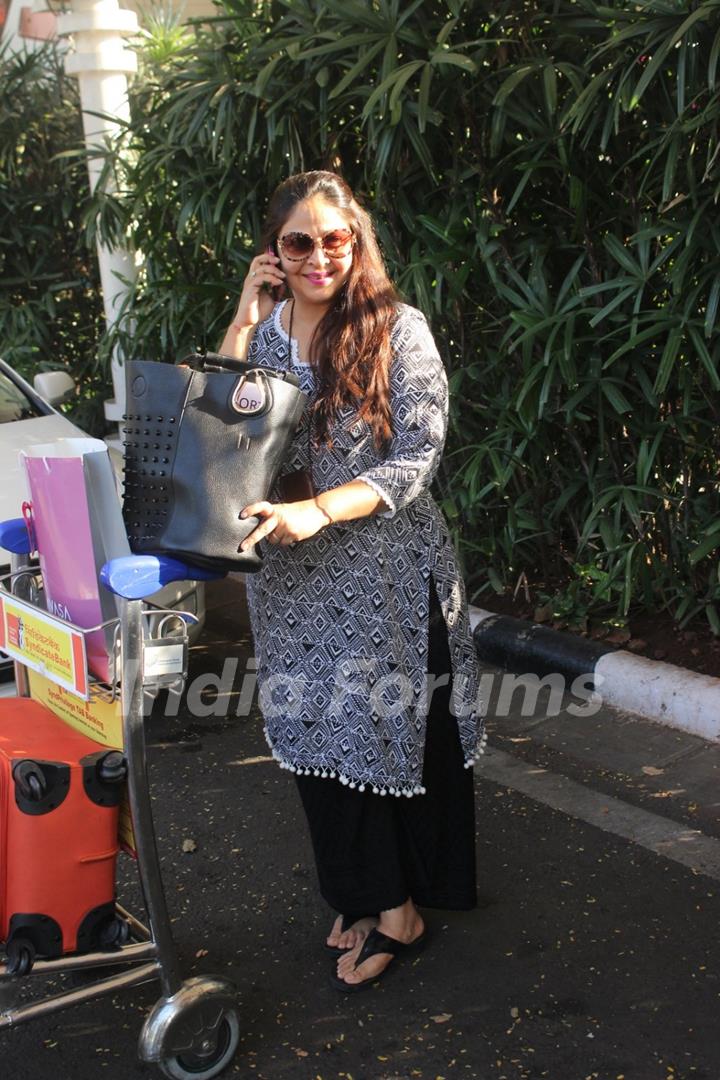 Rati Agnihotri Snapped at Airport