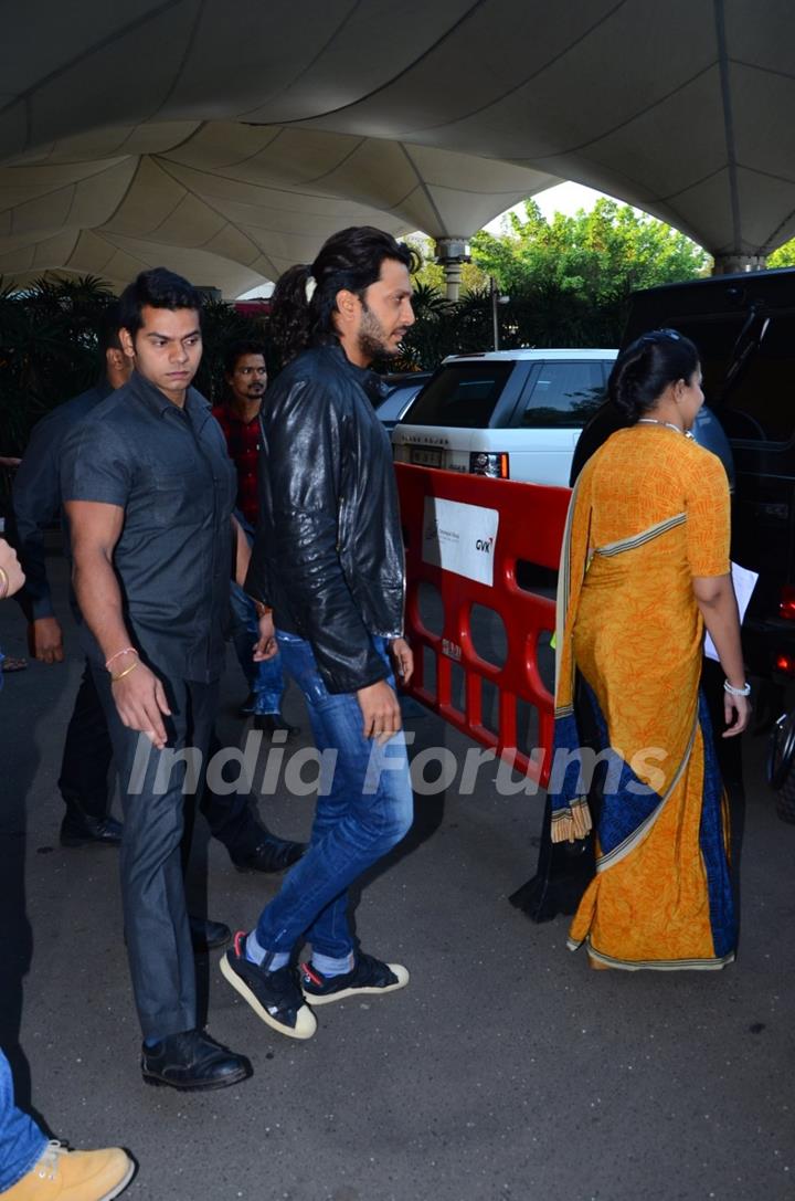 Riteish Deshmukh Snapped Flaunting his long hair at Airport