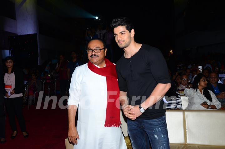 Sooraj Pancholi with Ex Minister Chagan Bhujbal at MET Utsav