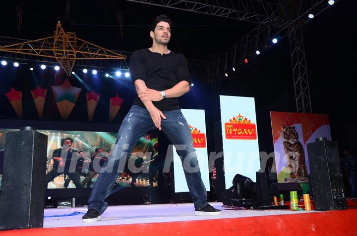 Sooraj Pancholi Performs on 'Dance Ke Legend' at MET Utsav