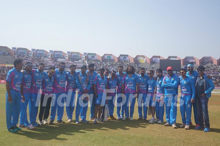 Mumbai Heroes Team Snapped at CCL Match Between Mumbai Heroes and Bengal Tigers