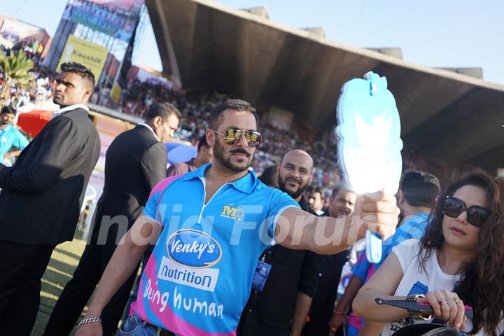 Salman Khan Takes Selfie at CCL Match Between Mumbai Heroes and Bengal Tigers