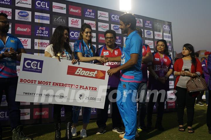 Kriti Sanon and Preity Zinta Snapped at CCL Match