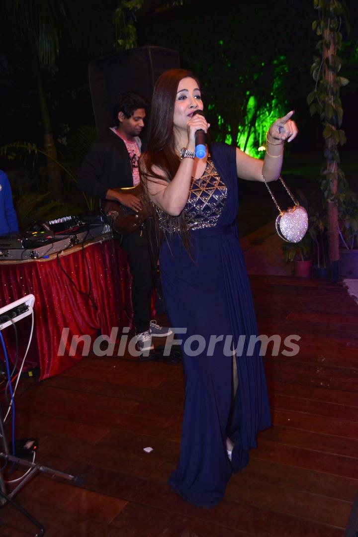 Tia Bajpai Singing At Ali Merchant's Cocktail Party