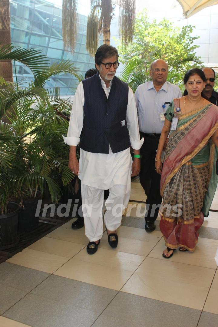 Amitabh Bachchan Snapped at Airport