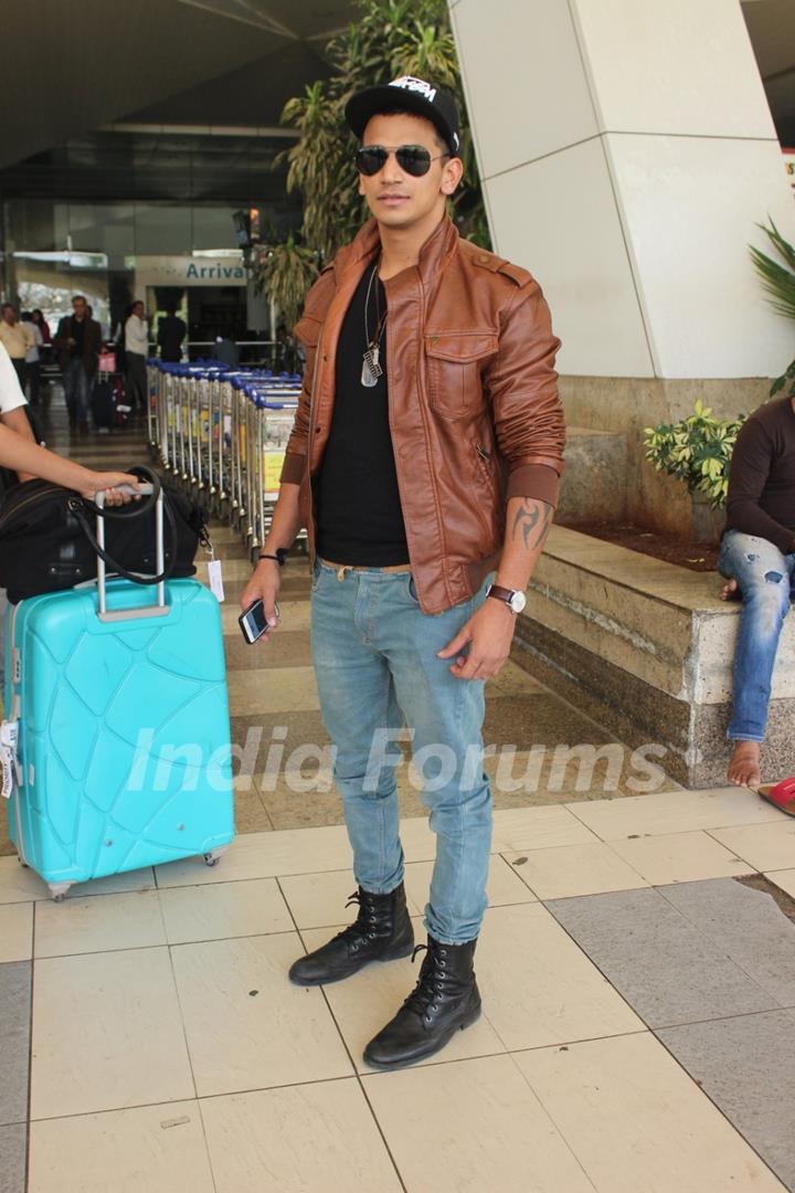 Prince Narula Snapped at Airport