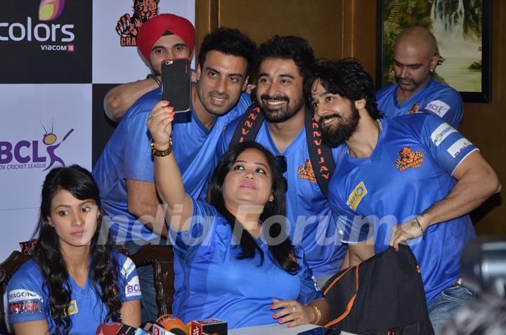 Bharti Singh Takes Selfie at Press Meet of 'Chandigarh Cubs' Team BCL