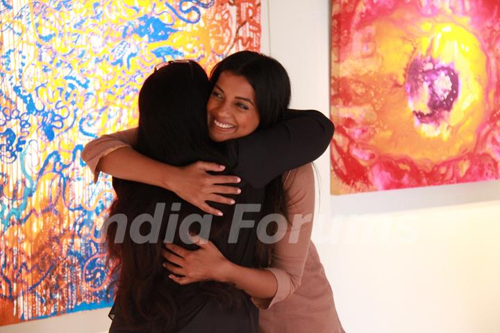 Mugdha Godse Greets Rowena Baweja at Art Exhibition