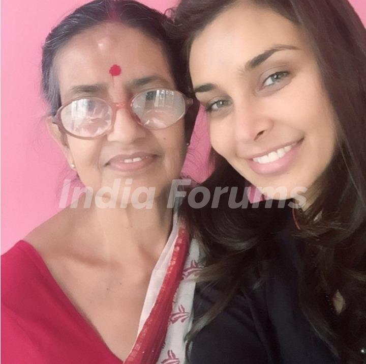 Lisa Ray with Kakibai in Kolkata