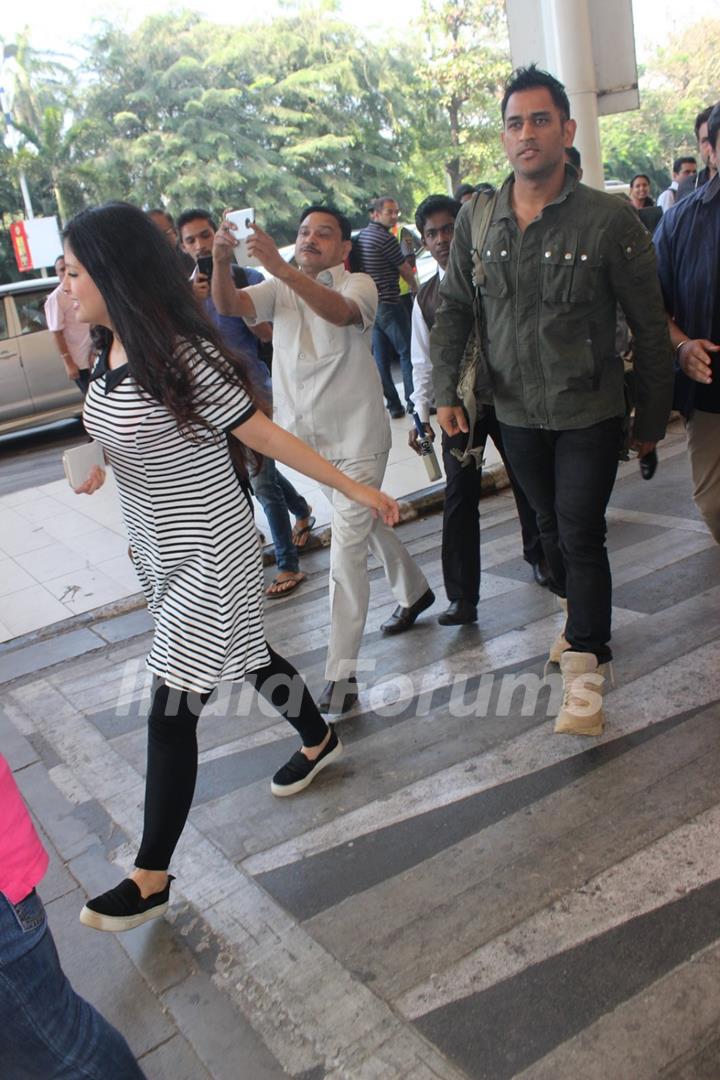 Mahendra Singh Dhoni and Sakshi Dhoni Snapped at Airport